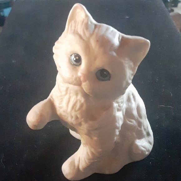 Other - Adorable Cream Ceramic Cat Figurine